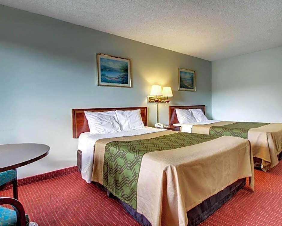 Econo Lodge Inn & Suites Forest