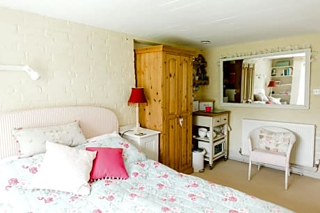 Cosy Cottage ground floor bedroom ensuite with private entrance