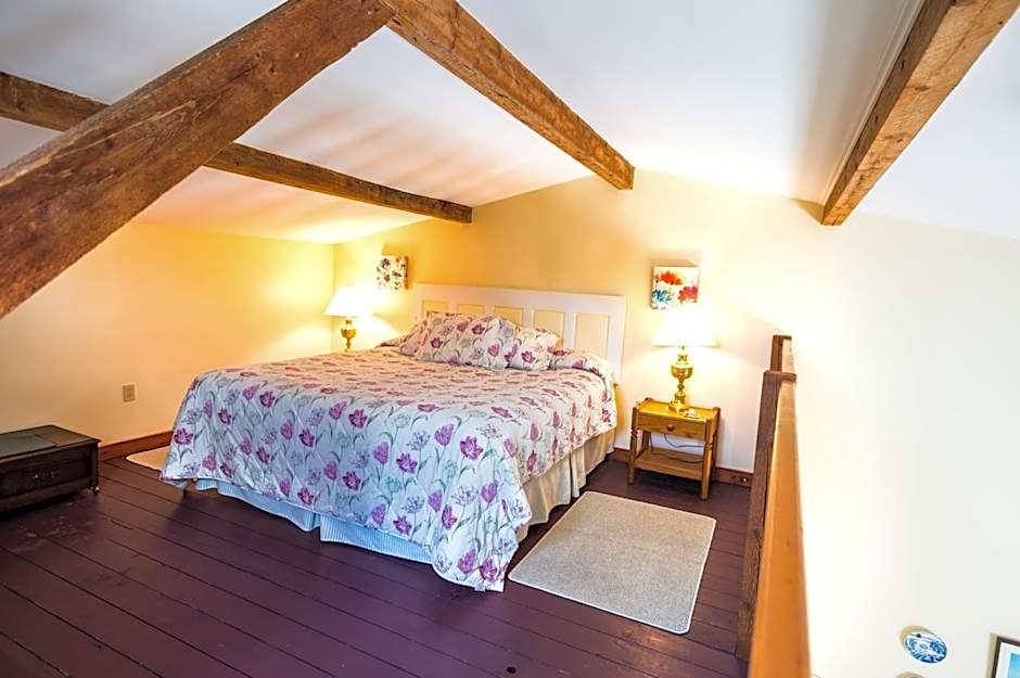 Bayview Pines Country Inn B&B