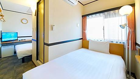 Standard Twin Room with a Shower & Bath Room between Beds - Smoking