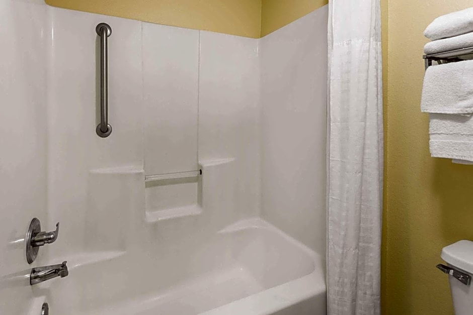 Super 8 by Wyndham Montgomery I-65