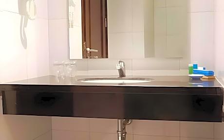 Deluxe - 1 King Bed, Smoking