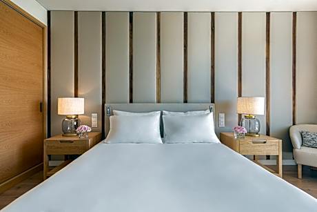 Standard Queen Room with Courtyard