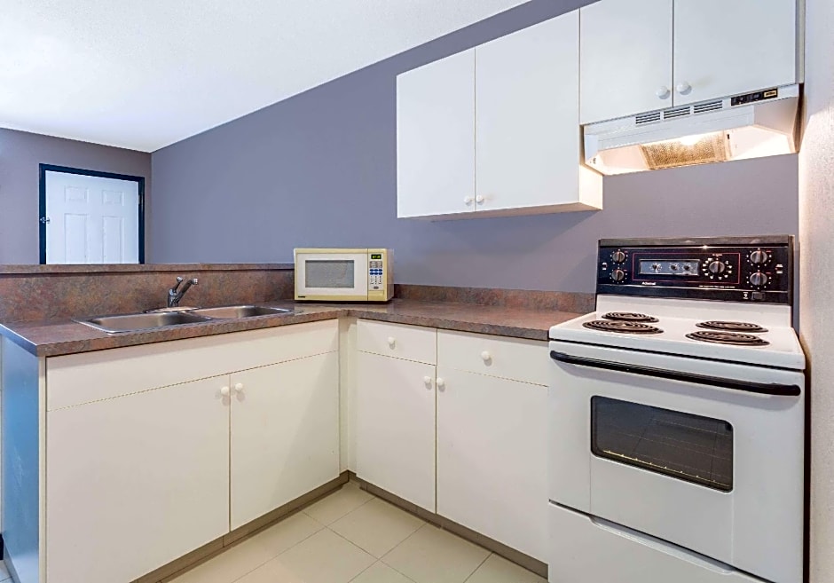 Super 8 by Wyndham Golden