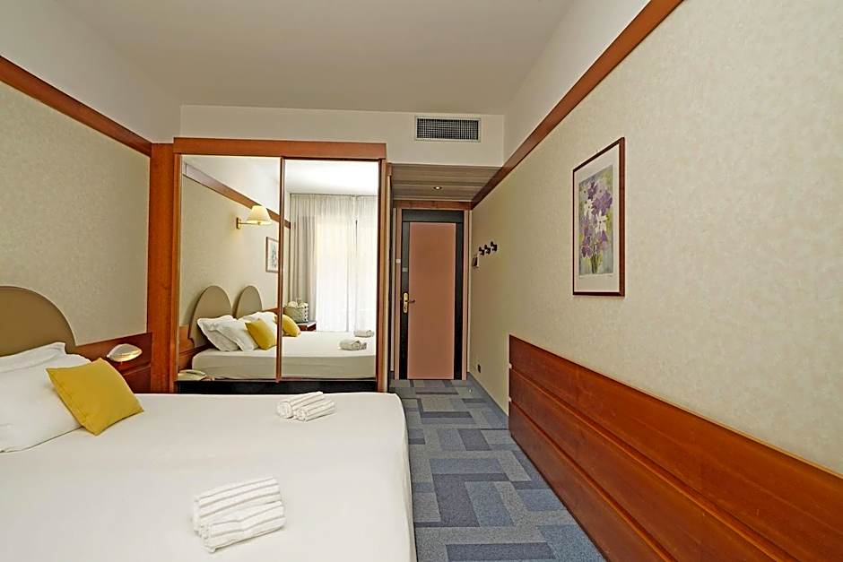 Photo 1 of 5 of Comfort 1 Double Bed or 2 Beds, Lake View