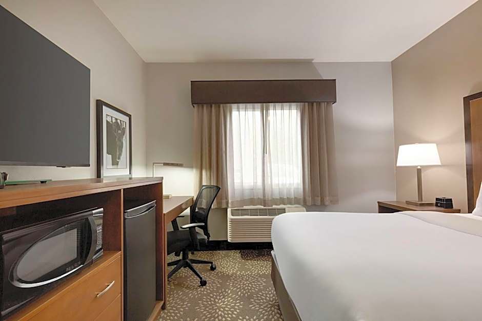 La Quinta Inn & Suites by Wyndham Fairbanks Airport