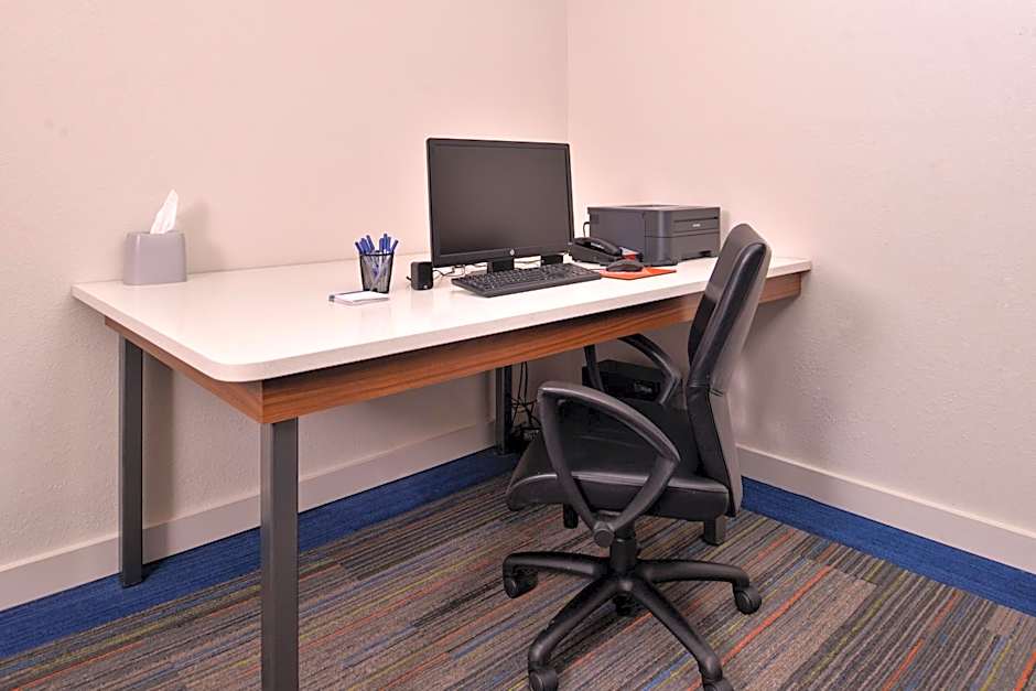 Holiday Inn Express Hotel & Suites North Kansas City By IHG