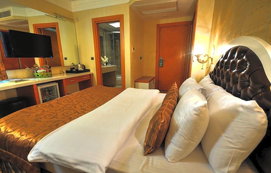 Golden Deluxe Hotel