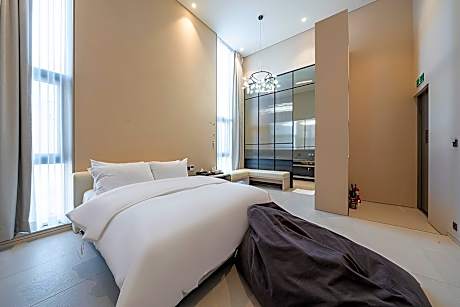 Prestige - 16:00 Check-in, Simmons Mattress, UHD Smart TV, OTT Free, Bathtub for Two