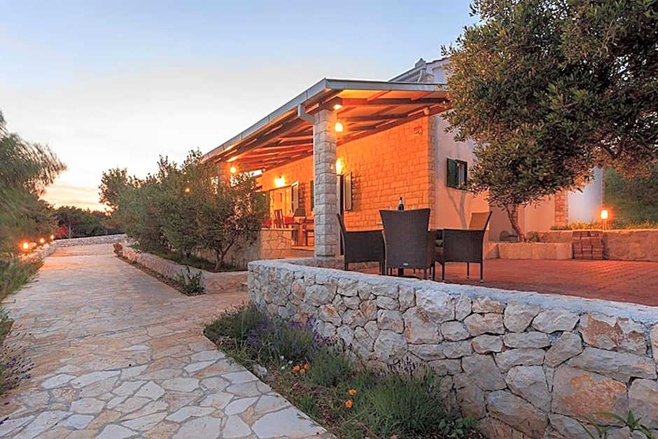 Beachfront House Dalmatino Trogir with pool on Čiovo