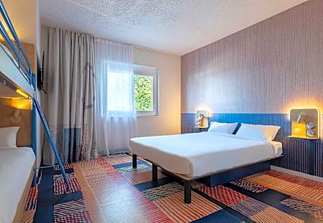 Mobility Accessible - King Guestroom with Roll In Shower