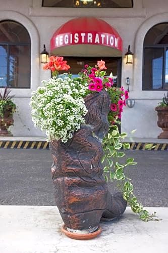 Gateway Inn And Suites