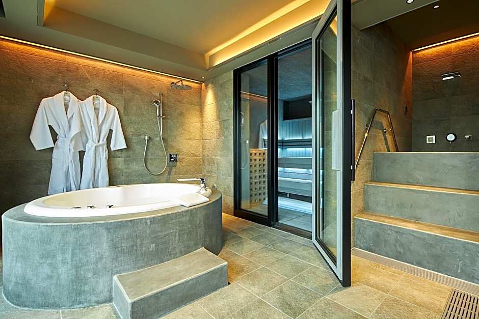 FAV LUX Kagoshima Tenmonkan