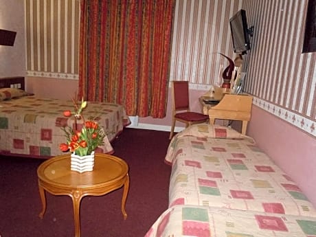 Quadruple Room (1 double bed 2 single beds)