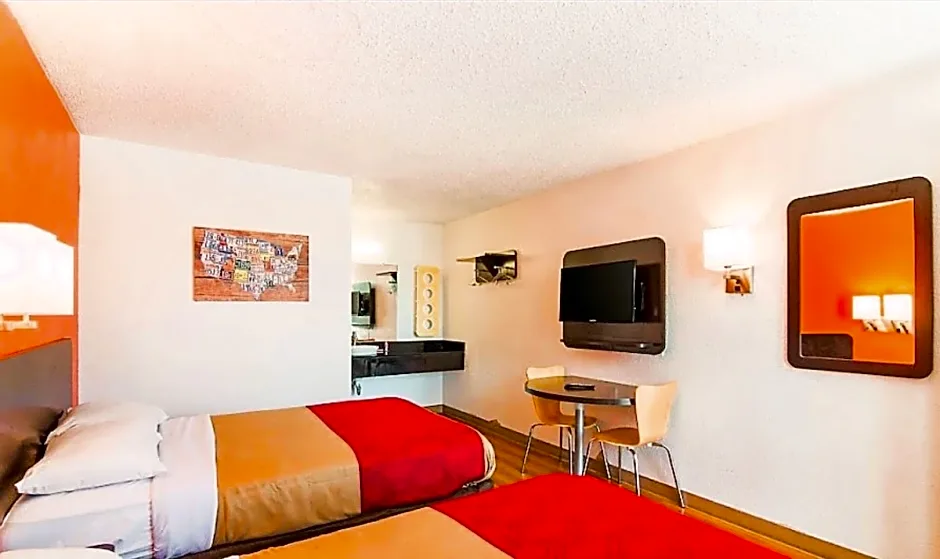 OYO Hotel Mobile, AL I-65 at Airport Blvd