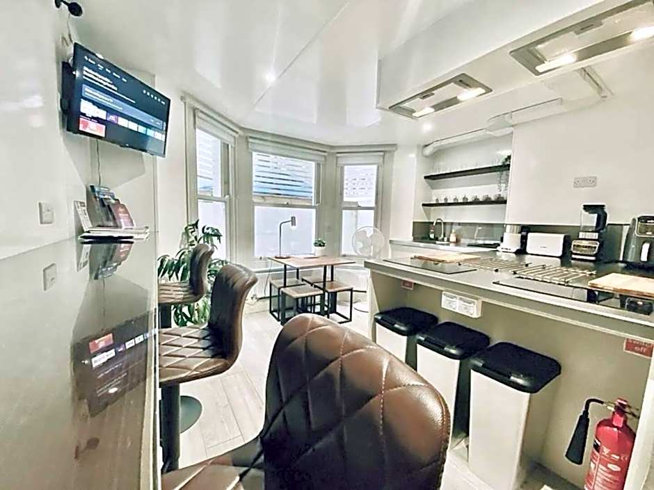 Apt 03 Beachside Beauty Central Studio Steps from Cafes