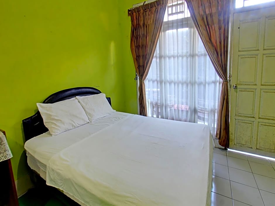 OYO 92849 Hotel Dienda Hayu