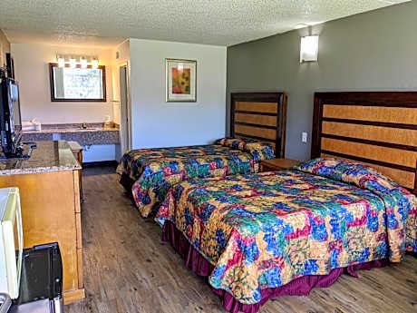 Queen Room with Two Queen Beds - Smoking