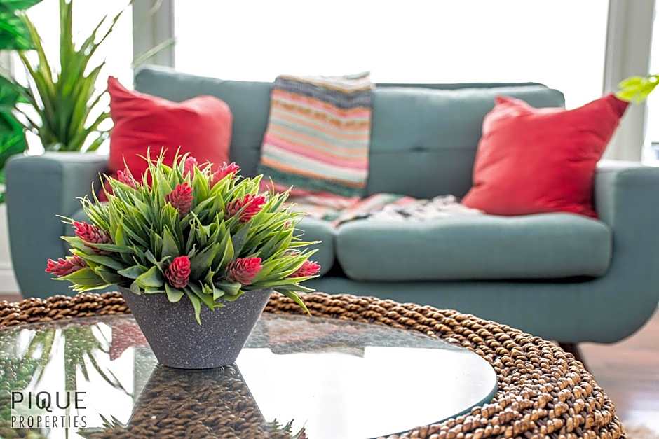 Tropical Oasis - King Beds - Free Netflix & Parking - Fast Wi-Fi