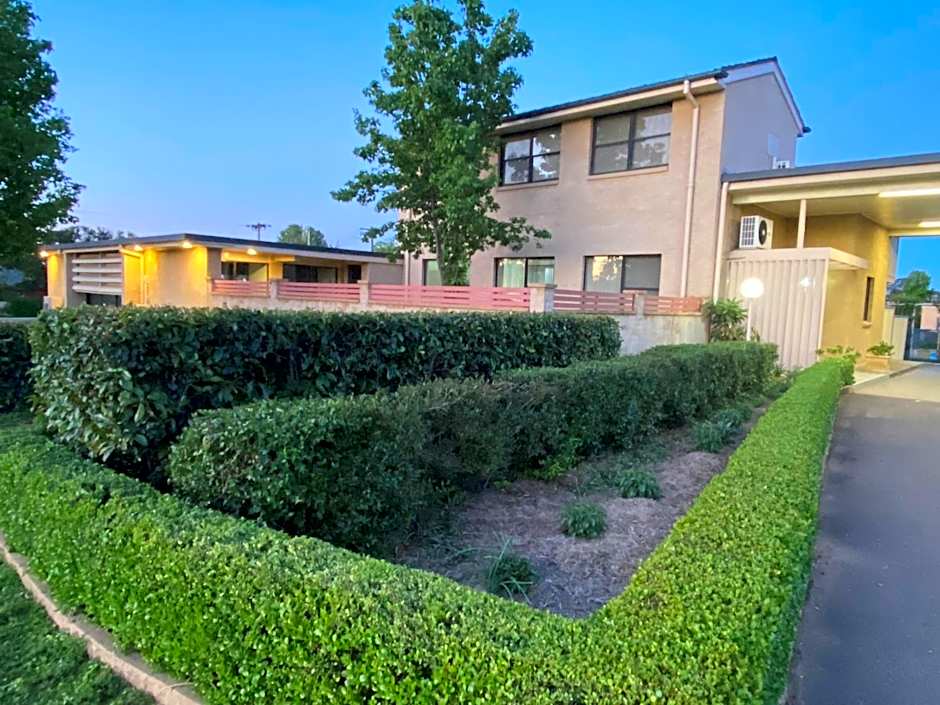 Country Gardens Motel