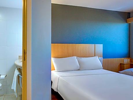 Room with 1 double bed + 1 extra bed for children