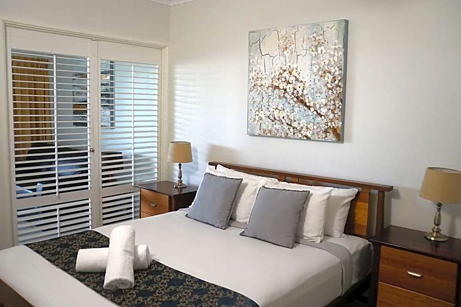 Airlie Seaview Apartments