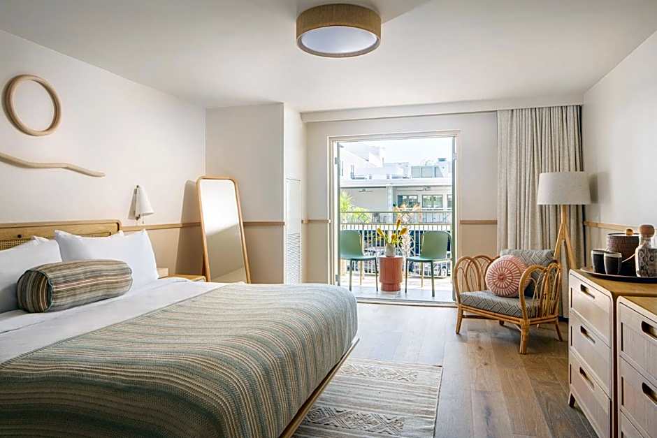 Photo 1 of 4 of 1 King Bed, Balcony