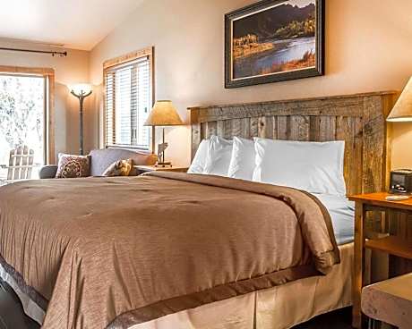 Family King Suite with River View - Non Smoking