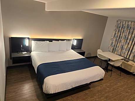 Deluxe King Room - Non-Smoking