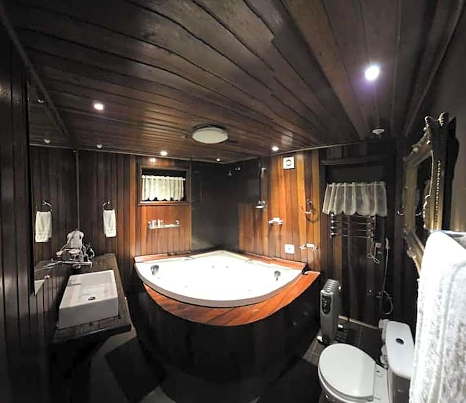 Chalét com jacuzzi sauna lareira e telao cinema