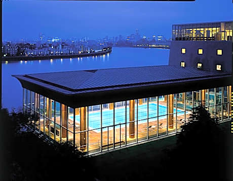 Canary Riverside Plaza Hotel