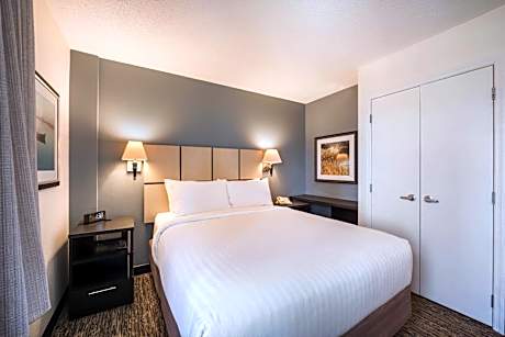 One-Bedroom Queen Suite with Bathtub - Mobility Accessible