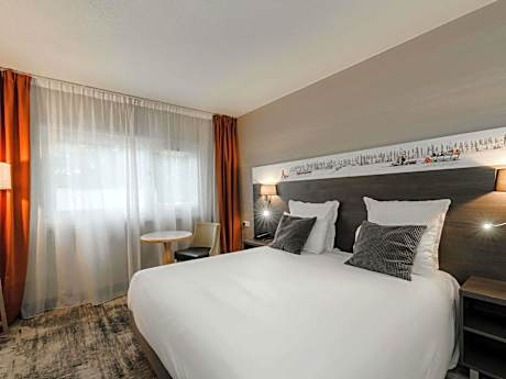 Classic Room with One Double Bed and Twin Beds