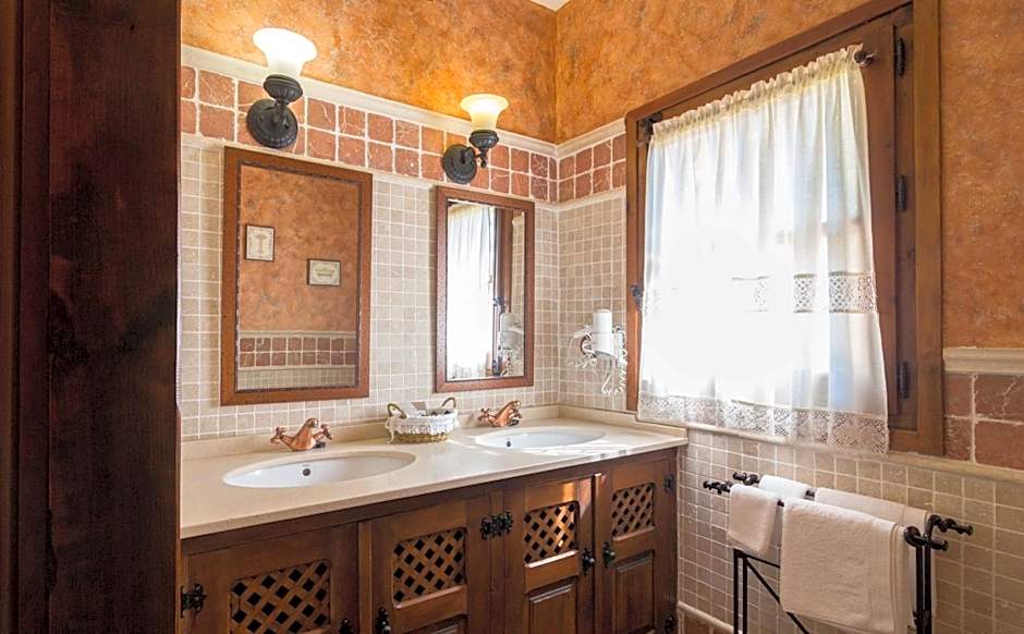 Hotel de Montaña Cueva Ahumada