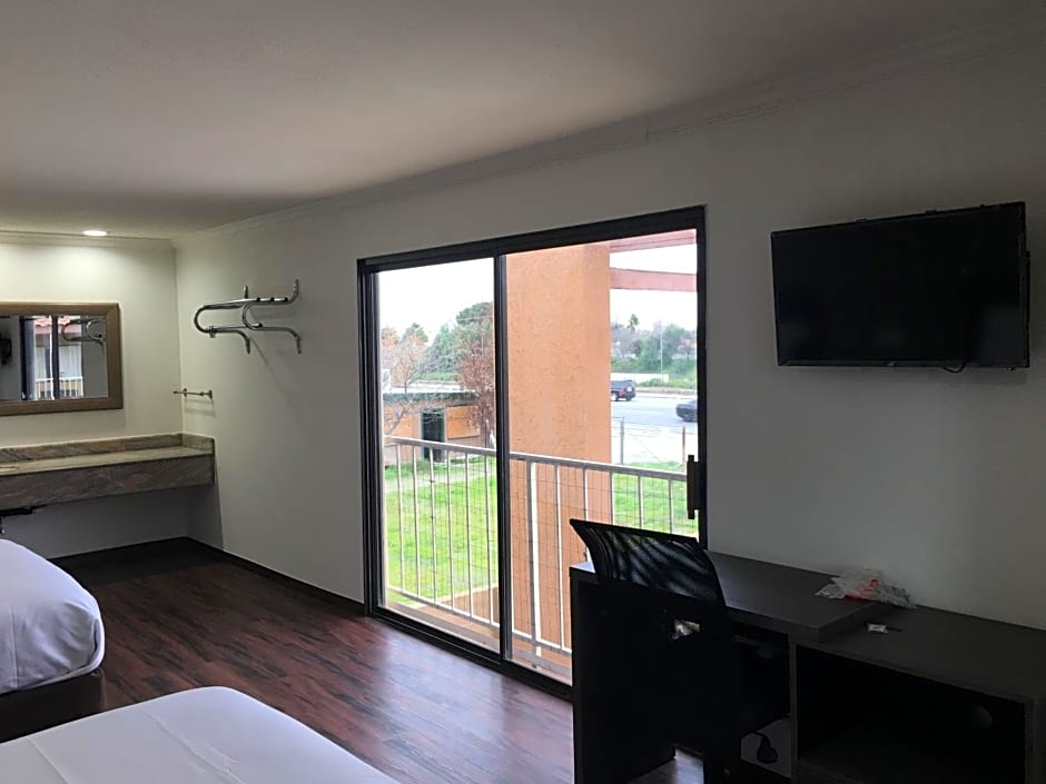 Baymont by Wyndham Bakersfield