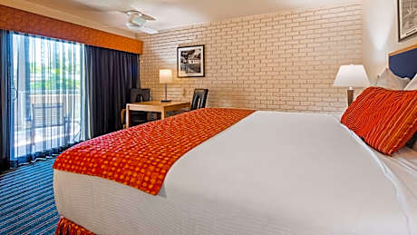 1 Queen Bed Smoking Room Lawn View Balcony High Speed Internet Access Coffee Maker Continental Brea