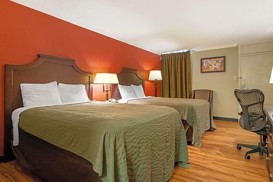 Econo Lodge Near Fort Stewart, Bar, Restaurant, Laundry Facility