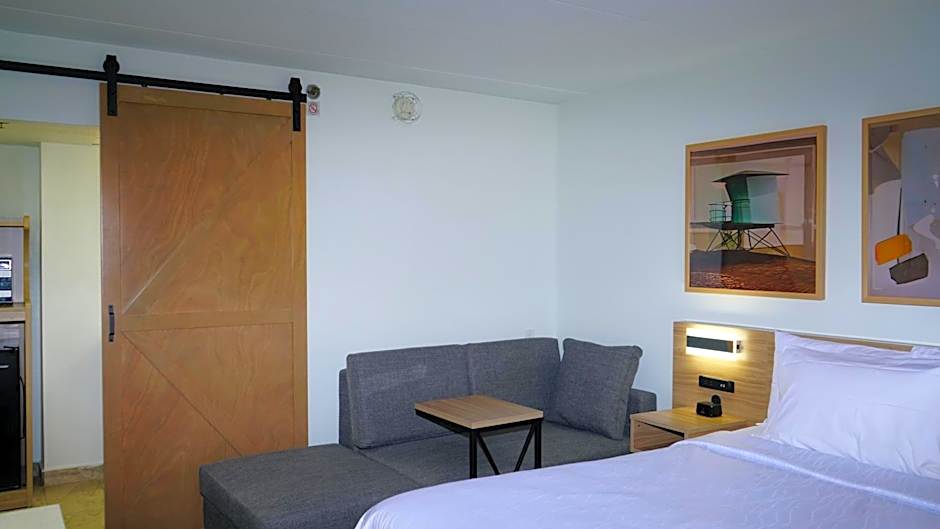 Airport Waterfront Inn