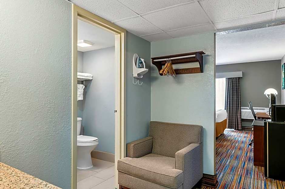 Travelodge by Wyndham Bloomington 