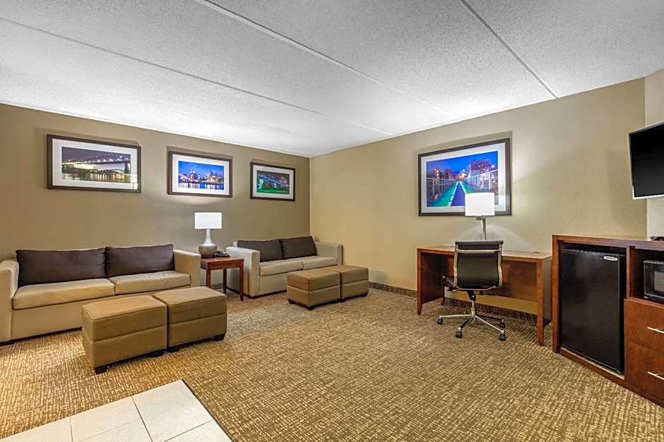 Comfort Inn & Suites Hamilton Place