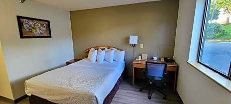 Queen Room with Bath Tub - Mobility Accessible/Non-Smoking