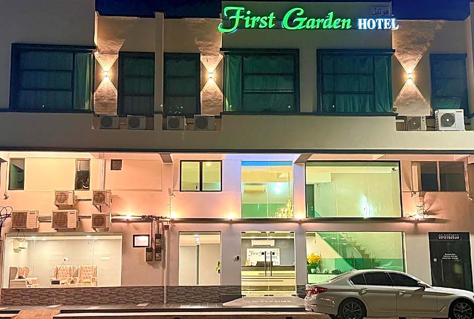 First Garden Hotel by OYO Rooms