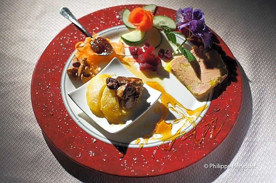 Hotel Restaurant La Creche et sa piscine interieure - Logis Hotels