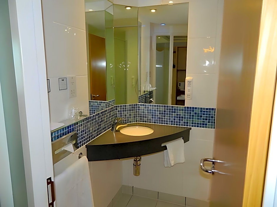 Holiday Inn Express Cardiff Airport By IHG