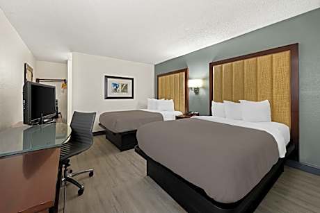 Quadruple Room - Non Smoking/Interior Hall