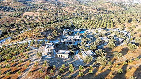 O Mikros Kosmos Hotel Resort