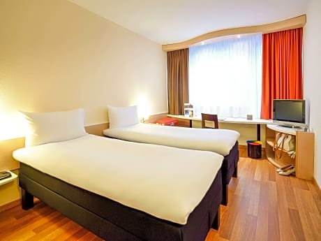 Room with 2 single beds equipped with new bedding