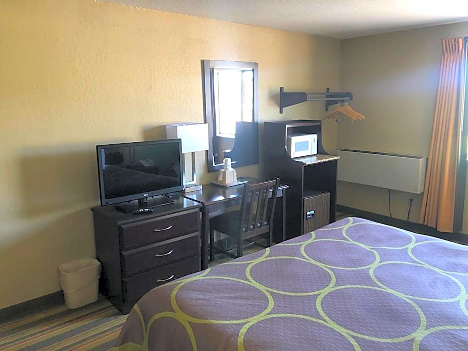 Super 8 by Wyndham Topeka/Wanamaker RD/I-70