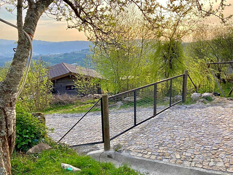 Mountain Log Cabin O Lobo