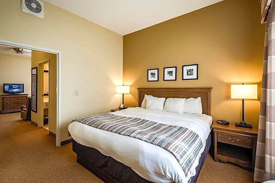 Country Inn & Suites by Radisson, Salina, KS